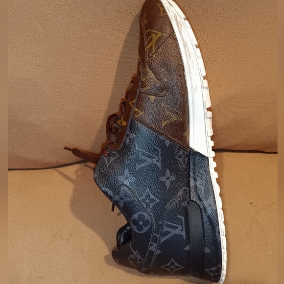 LV RUN AWAY SNEAKERS - Picture 7 of 12